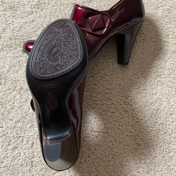 Red Pumps - Picture 4 of 4